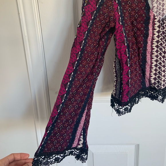 H&M, Purple Print Bell Bottom Sleeves with Black Lace and Open Back, Size: 2 - Picture 4 of 4